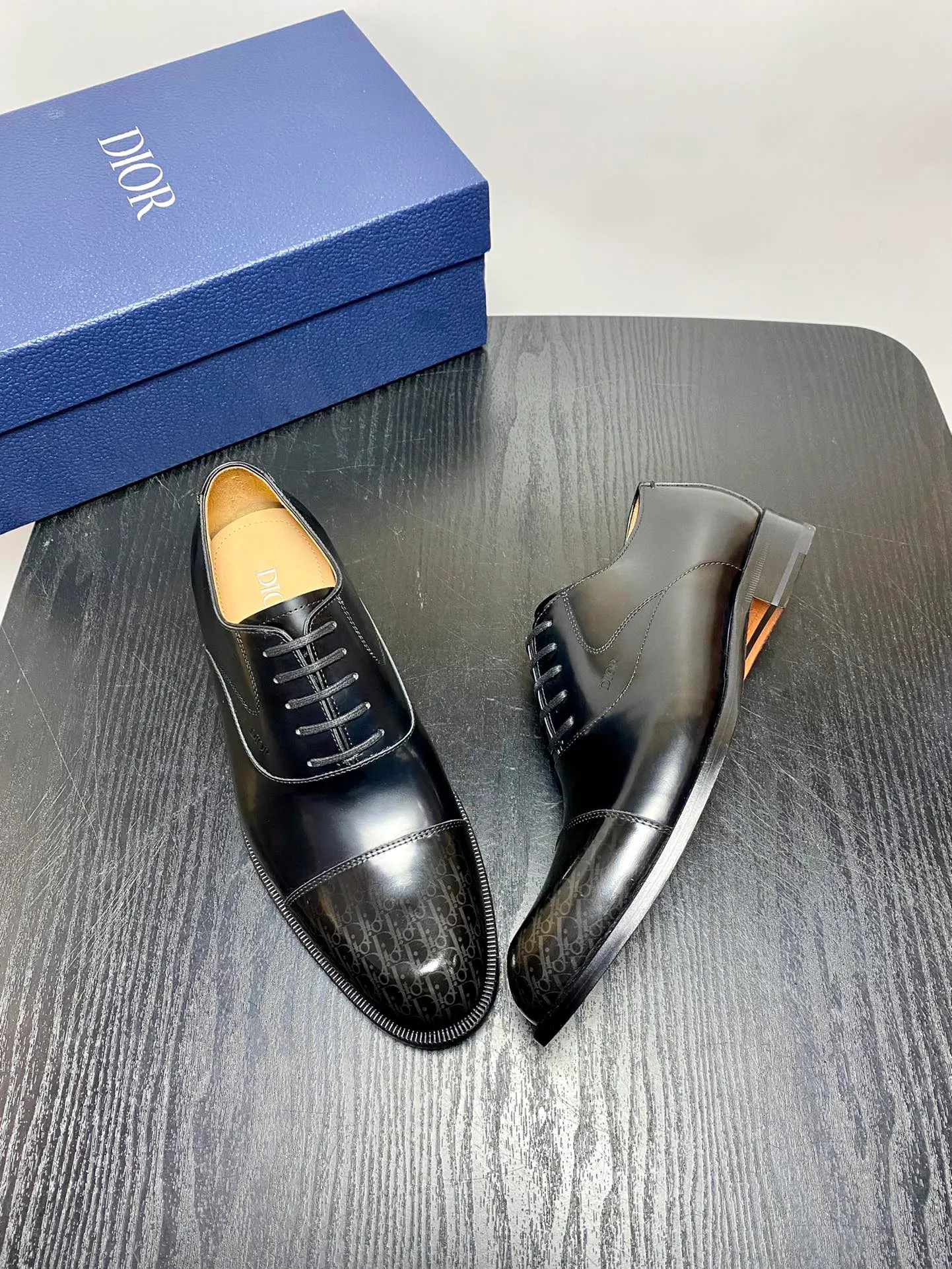 Men's shoes 💰960 Dior Derby shoes | Genuine leather sole formal leather shoes | Carefully crafted with open-edge beaded cowhide | Water-dyed cowhide lining | With classic lace-up closure | Exquisite embossed brand logo on the side | Glossy stacked heel design enhances style | Can be matched with formal or casual looks Size: 39-44 (customized at 38.45.46)